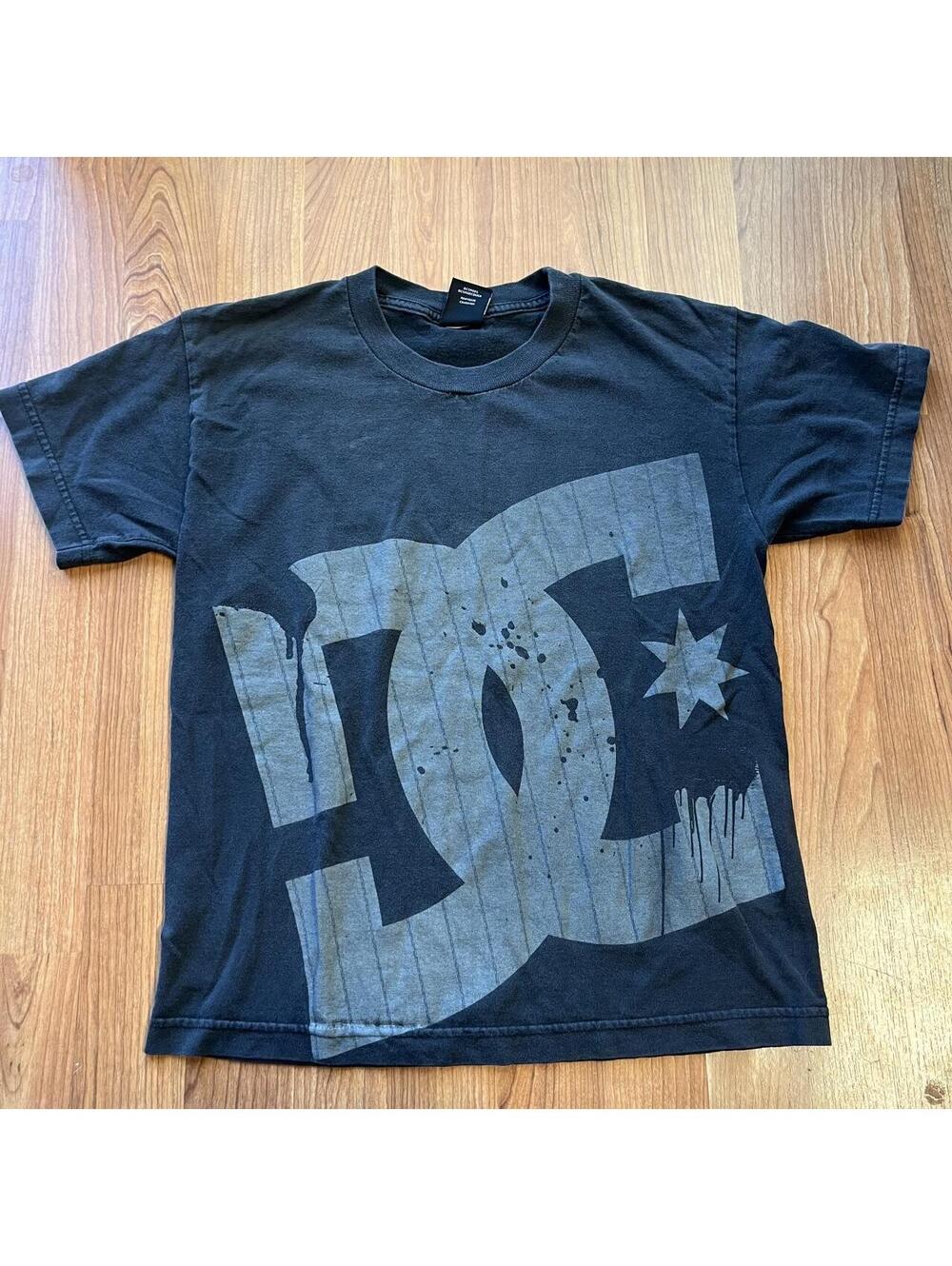 Vintage 90s y2k DC skate baby tee | size S women’s